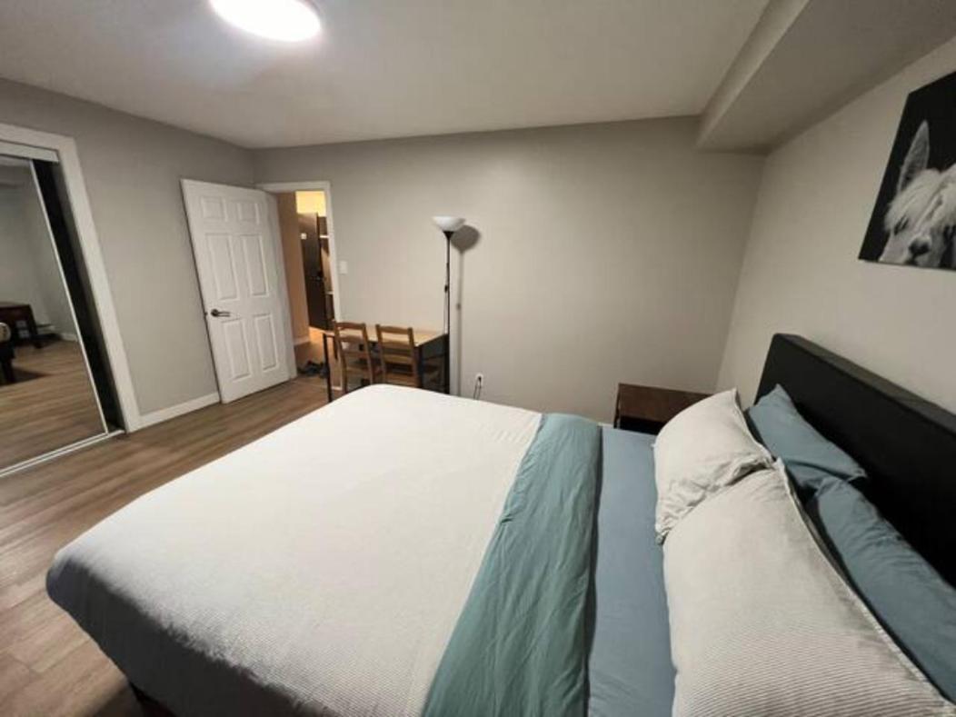 Cozy 1 Bedroom With Den Free Parking Close To Apartment Edmonton
