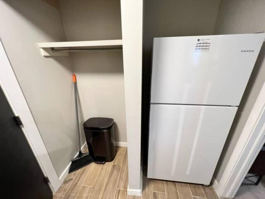 Cozy 1 Bedroom With Den Free Parking Close To