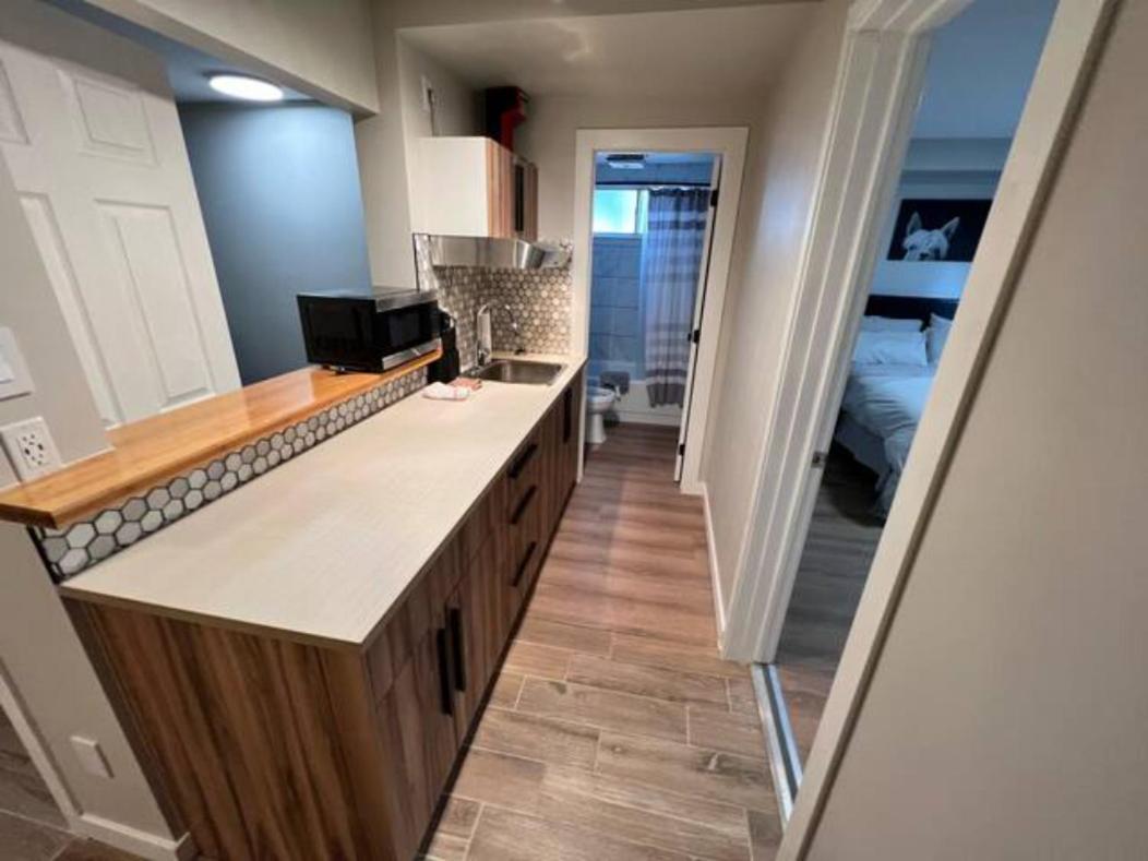 Cozy 1 Bedroom With Den Free Parking Close To Apartment *