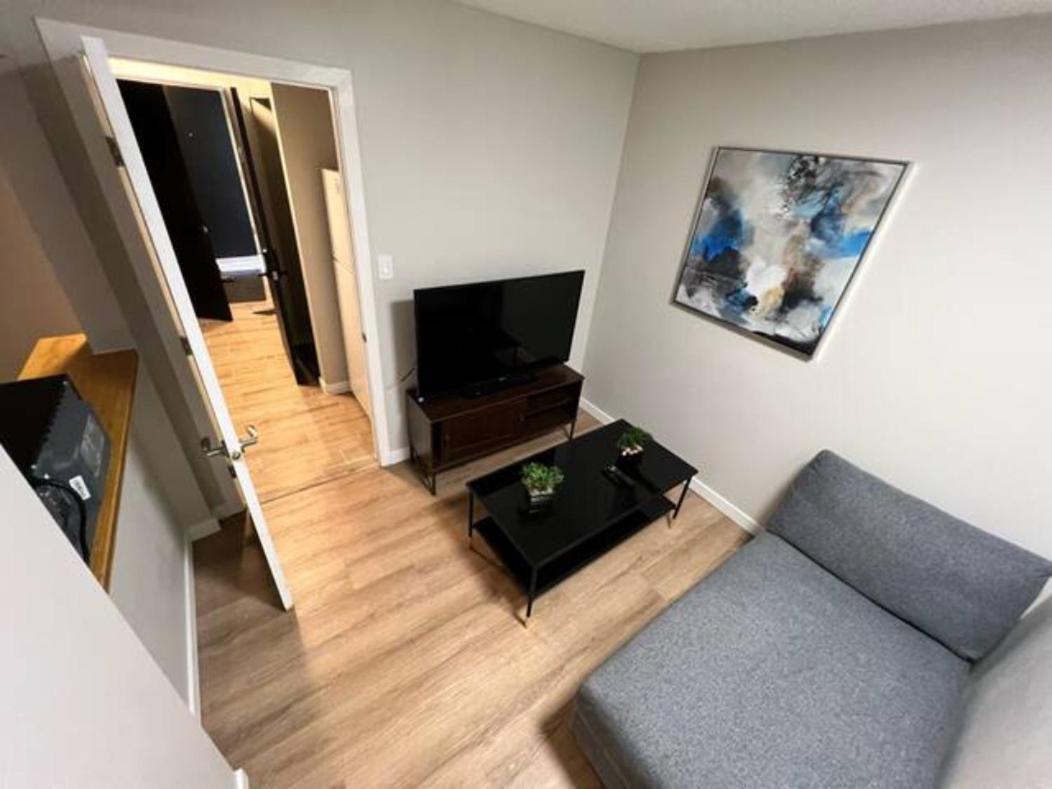 Apartment Cozy 1 Bedroom With Den Free Parking Close To *