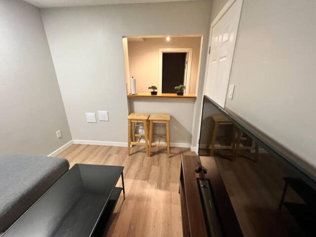 Apartment Cozy 1 Bedroom With Den Free Parking Close To Edmonton
