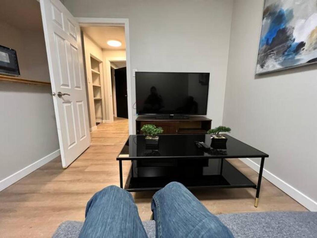 Cozy 1 Bedroom With Den Free Parking Close To Edmonton