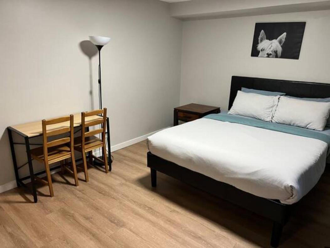 Cozy 1 Bedroom With Den Free Parking Close To Apartment *