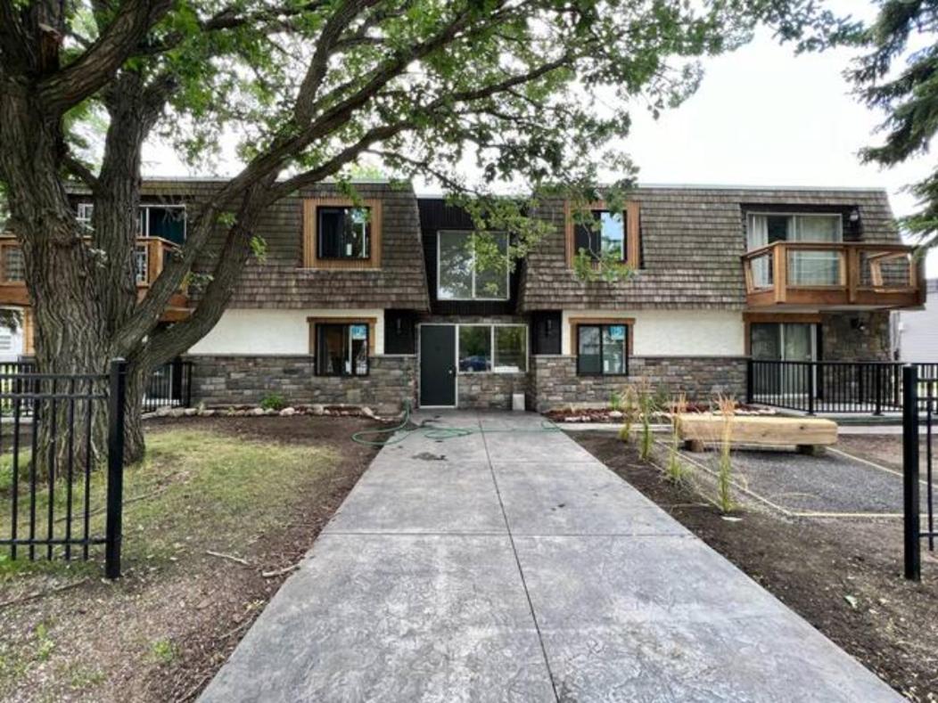 Cozy 1 Bedroom With Den Free Parking Close To *